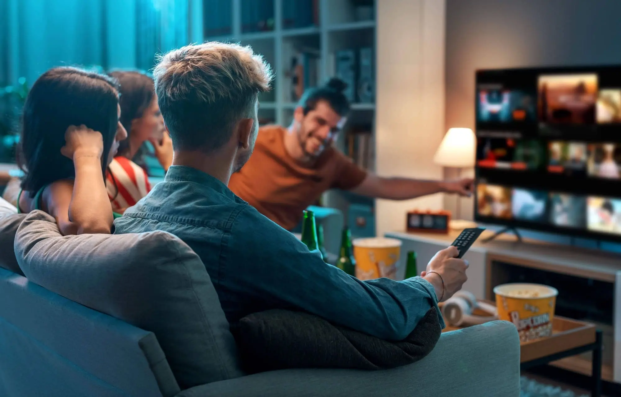 Traditionele tv-decoder naast een Smart TV die IPTV via internet streamt