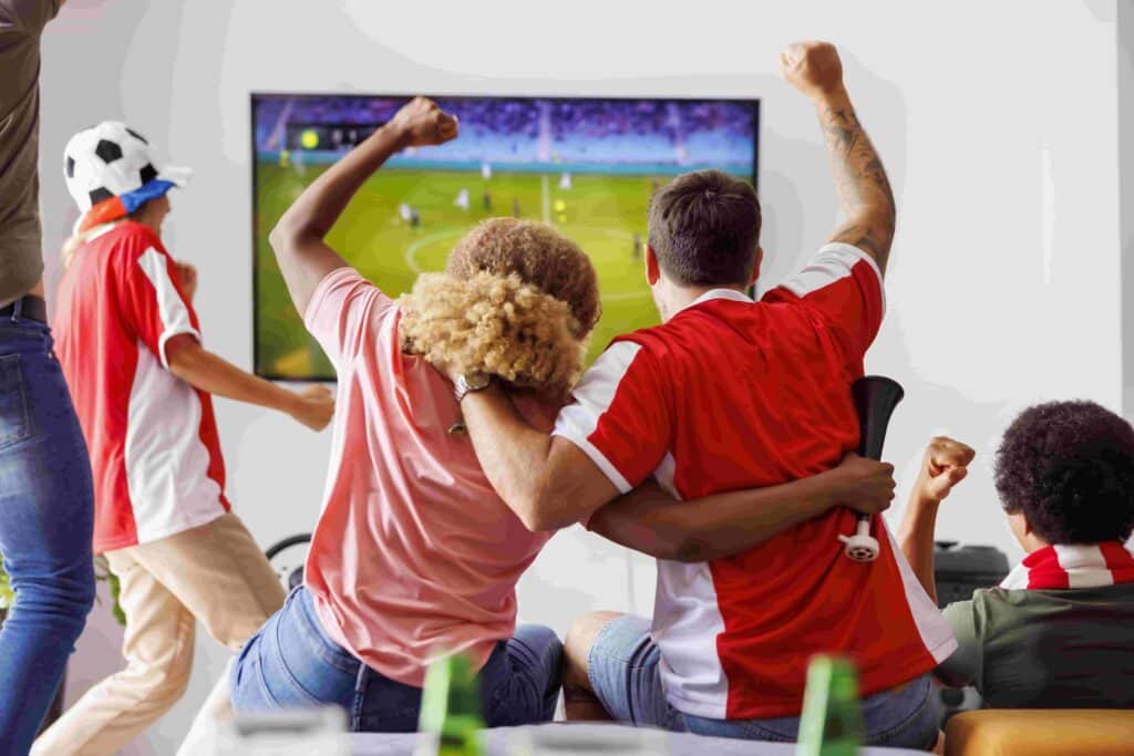 Kijker die twijfelt bij een verdacht goedkoop IPTV-aanbod